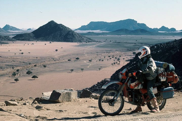 Juan Antonio Little navegando en moto off-road